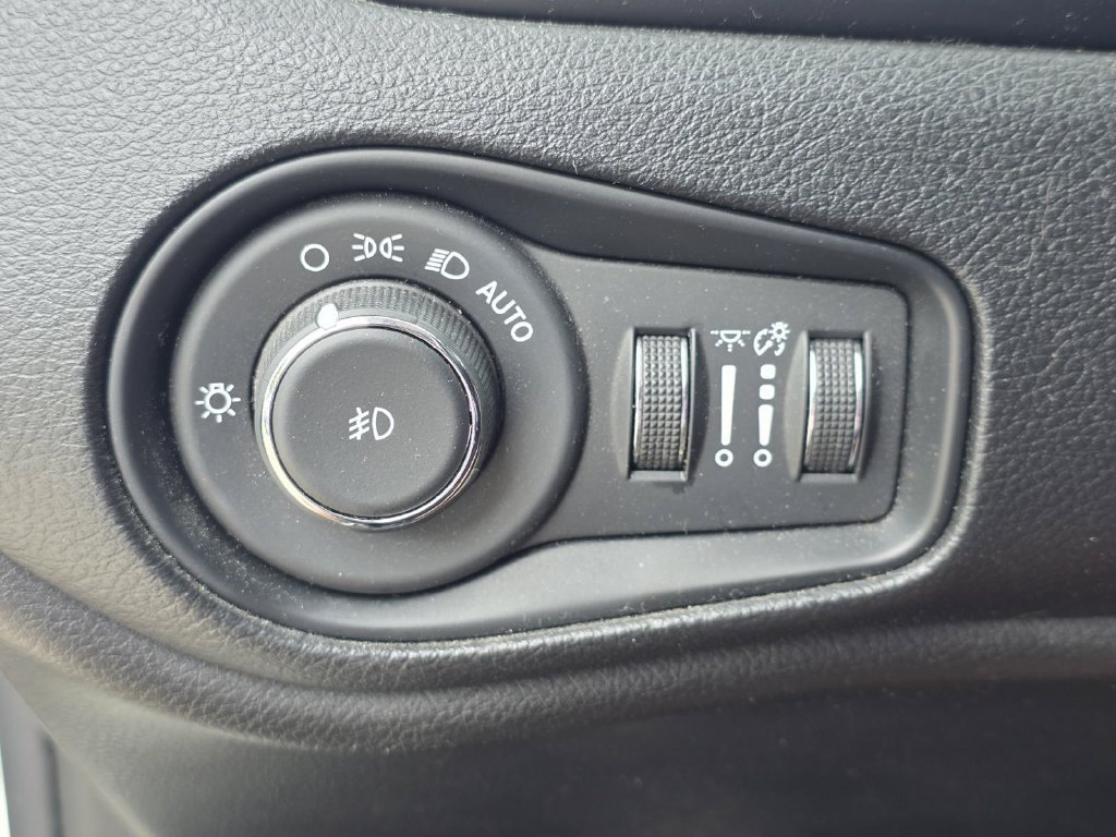 Used 2017 Jeep Renegade Latitude FWD image 18