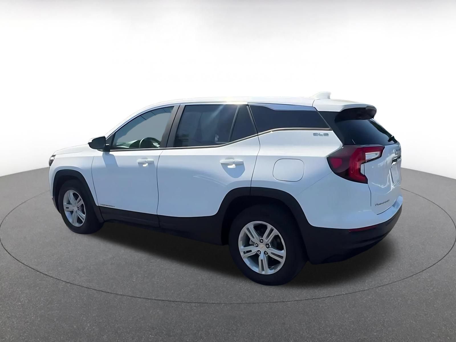 Used 2024 GMC Terrain SLE FWD image 9