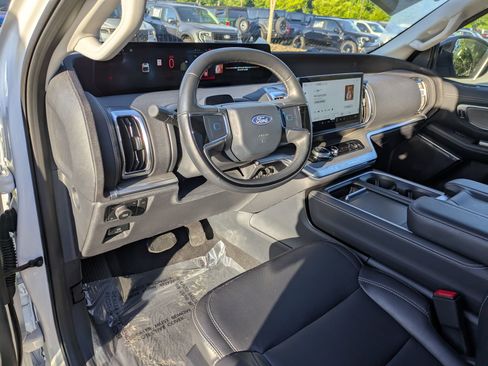 Certified 2025 Ford Expedition Platinum w/ Driver's Package AWD/4WD image 14