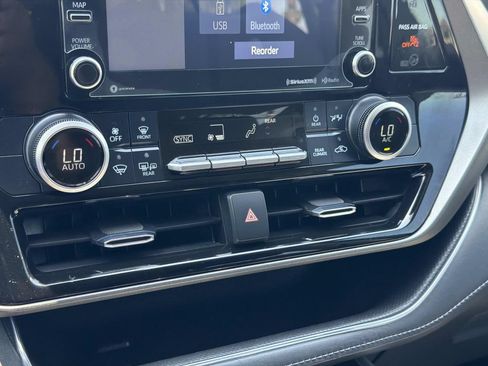 Used 2021 Toyota Highlander LE FWD image 23