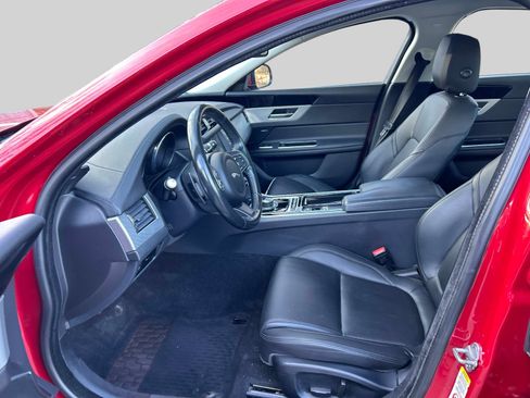 Used 2017 Jaguar XF Premium image 12
