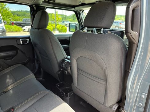 Used 2025 Jeep Gladiator Mojave AWD/4WD image 22
