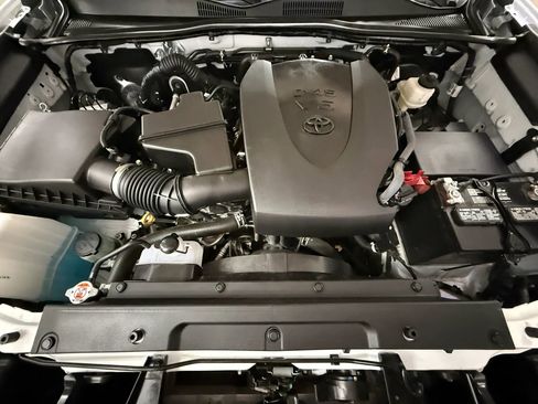 Used 2021 Toyota Tacoma SR AWD/4WD image 31