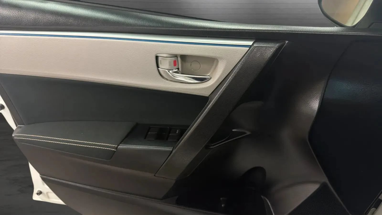 Used 2016 Toyota Corolla LE FWD image 16