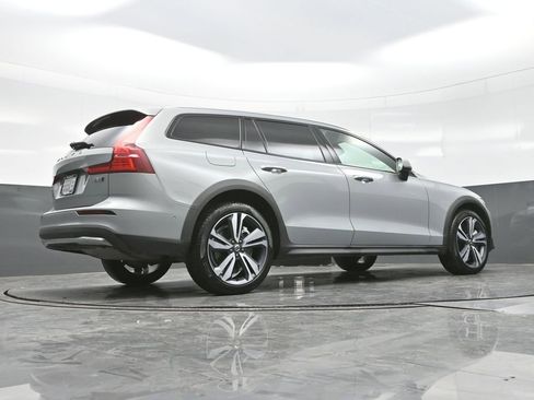 Used 2025 Volvo V60 B5 Cross Country Plus image 33