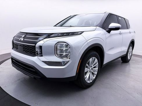 New 2025 Mitsubishi Outlander ES image 3