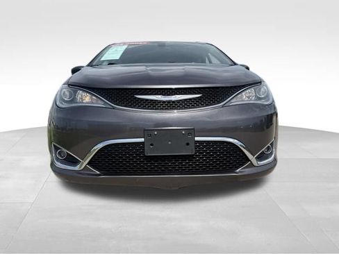 Used 2018 Chrysler Pacifica Touring-L FWD image 3