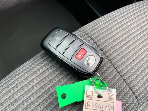 Used 2024 Toyota Highlander LE FWD image 14