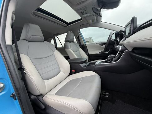 Used 2020 Toyota RAV4 XLE Premium FWD image 8