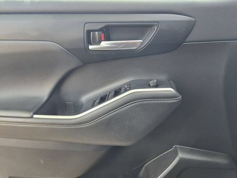 Used 2023 Toyota Highlander XLE FWD image 14