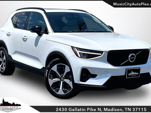 Used 2023 Volvo XC40 B5 Plus AWD/4WD image 1