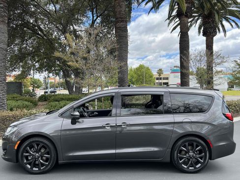 Used 2019 Chrysler Pacifica Limited w/ Advanced Safetytec Group FWD image 19