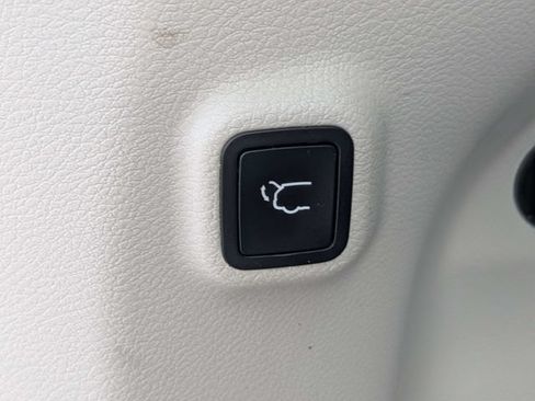 Used 2019 Jeep Cherokee Limited w/ Technology Group FWD image 14