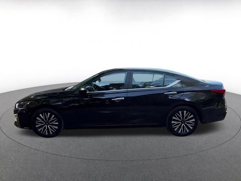 Used 2025 Nissan Altima 2.5 SV FWD image 9