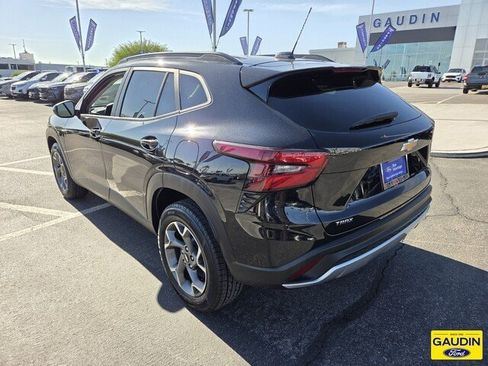 Used 2025 Chevrolet Trax LT FWD image 4