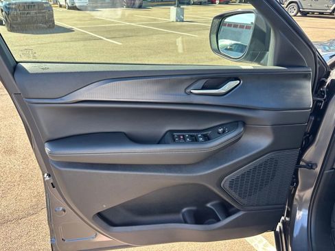 New 2025 Jeep Grand Cherokee Laredo X w/ Luxury Tech Group I image 15