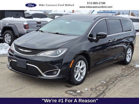 Used 2018 Chrysler Pacifica Touring Plus w/ Tire & Wheel Group image 1