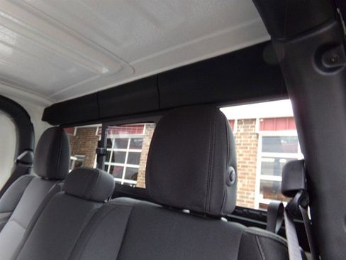 Used 2023 Jeep Gladiator Overland w/ Cold Weather Group image 63