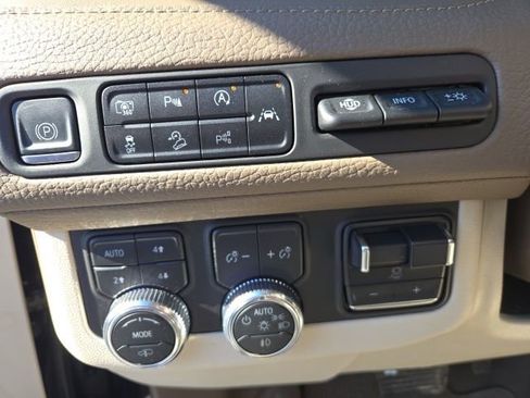 Used 2023 GMC Yukon XL Denali w/ Advanced Technology Package image 9