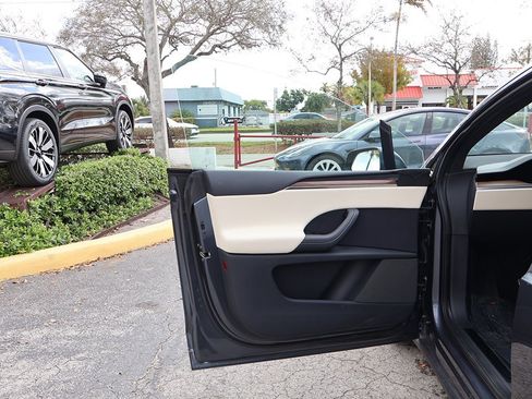 Used 2023 Tesla Model X image 21