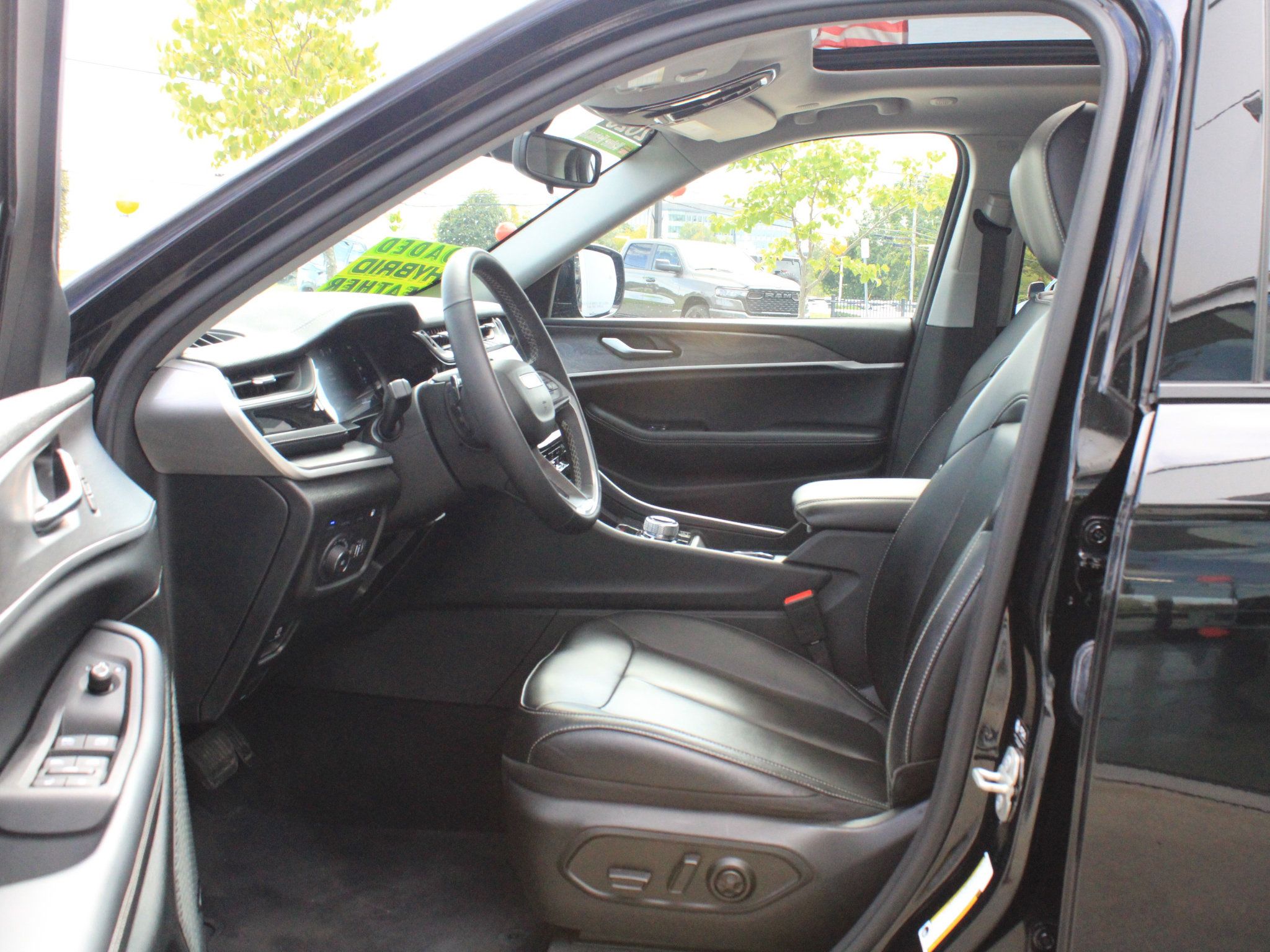 Used 2023 Jeep Grand Cherokee 4WD 4xe image 11