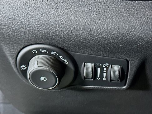 Used 2025 Jeep Compass Limited image 17