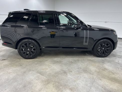 Used 2025 Land Rover Range Rover SE image 2