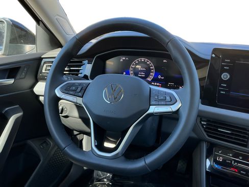 Used 2025 Volkswagen Jetta SE w/ Sunroof Package image 10