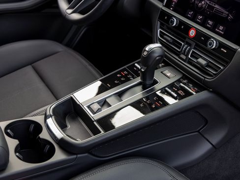 Certified 2025 Porsche Macan image 52