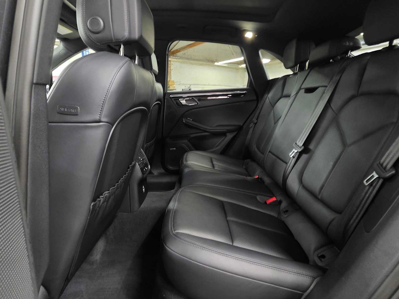 Used 2025 Porsche Macan AWD/4WD image 18