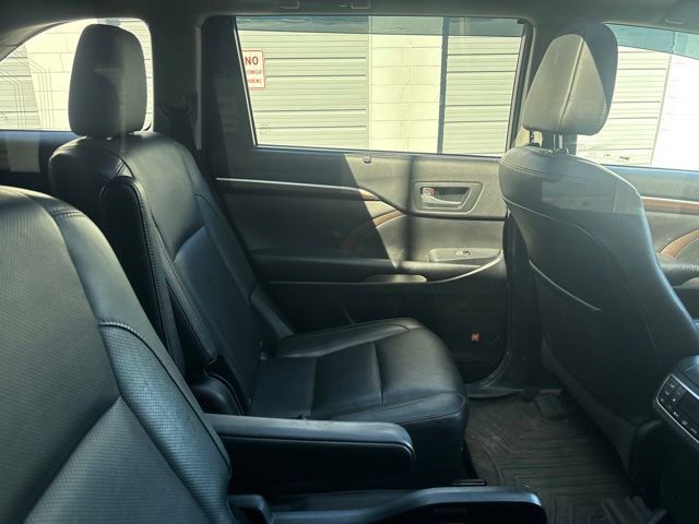 Used 2016 Toyota Highlander Limited Platinum AWD/4WD image 9