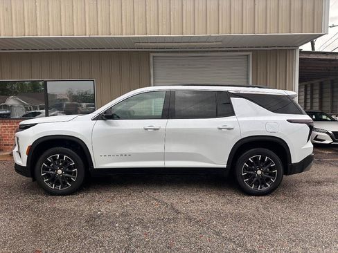 Used 2026 Chevrolet Traverse LT FWD image 2