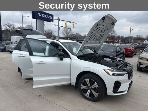 Used 2025 Volvo XC60 T8 Core w/ Climate Package image 31