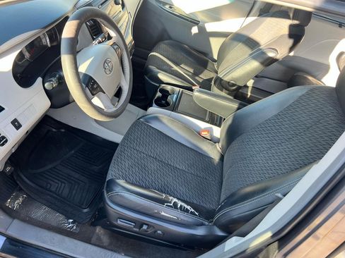Used 2013 Toyota Sienna SE FWD image 23