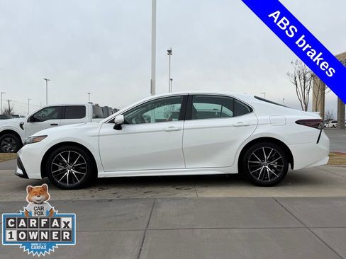 Used 2024 Toyota Camry SE image 9