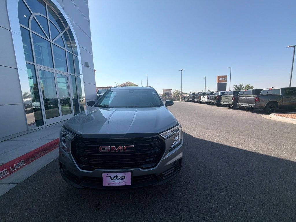 Used 2023 GMC Terrain SLE w/ Elevation Edition FWD image 2