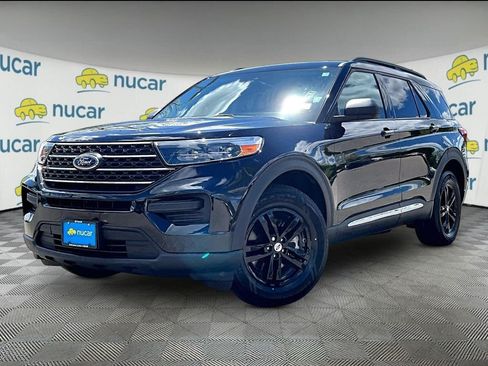 Used 2023 Ford Explorer XLT AWD/4WD image 3