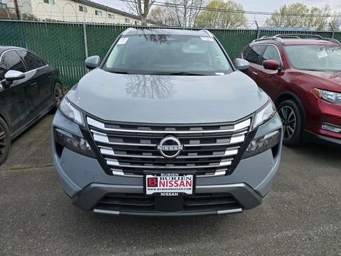 Used 2025 Nissan Rogue SL w/ Tech Package image 2