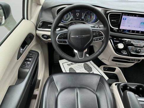 Used 2023 Chrysler Pacifica Touring-L FWD image 3