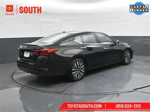 Used 2024 Nissan Altima 2.5 SV image 2