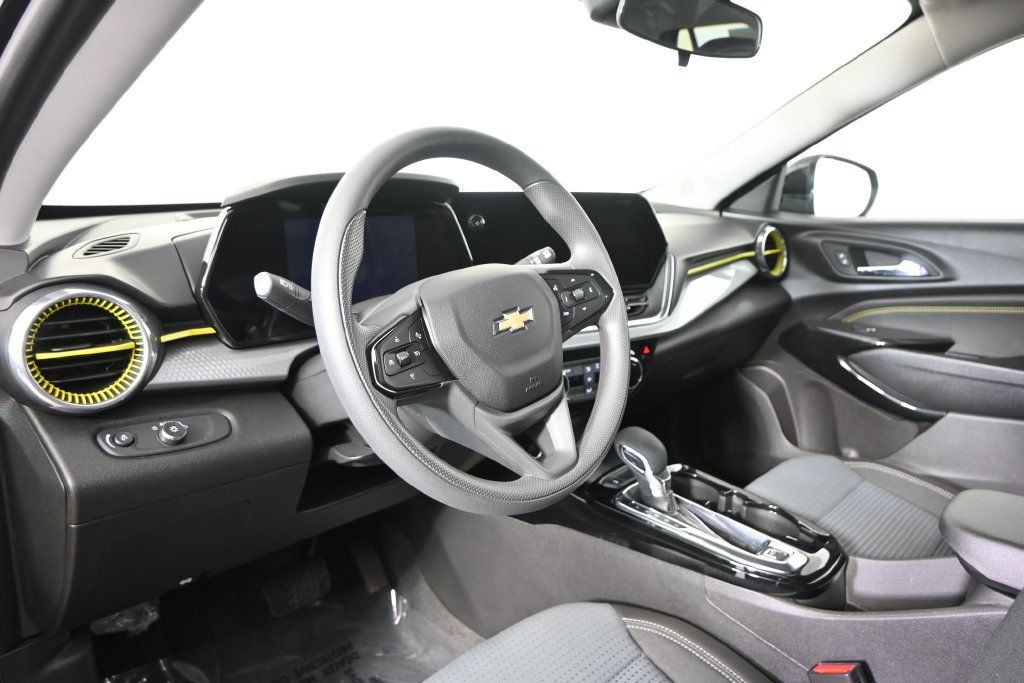 Used 2025 Chevrolet Trax LT FWD image 22