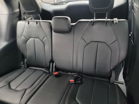 New 2026 Chrysler Pacifica Select image 6