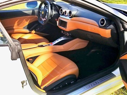 Used 2017 Ferrari California T image 7