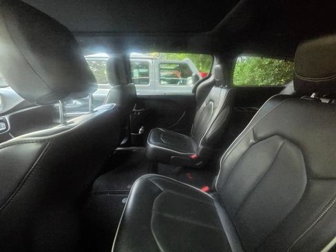 Used 2025 Chrysler Pacifica Limited FWD image 7