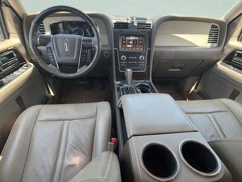 Used 2017 Lincoln Navigator Select RWD image 16