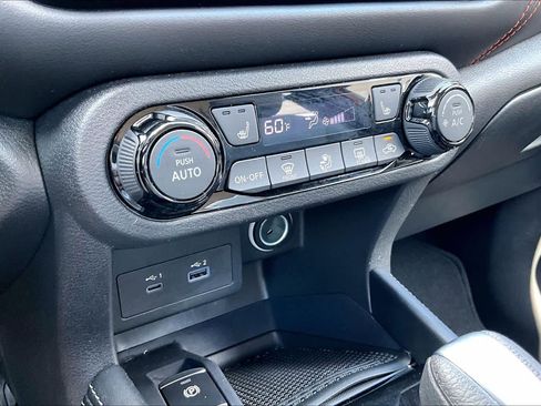 Used 2023 Nissan Kicks SR w/ SR Premium Package FWD image 32