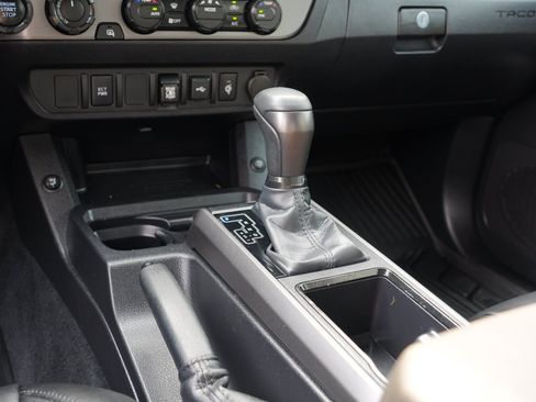 Used 2022 Toyota Tacoma TRD Off-Road AWD/4WD image 25