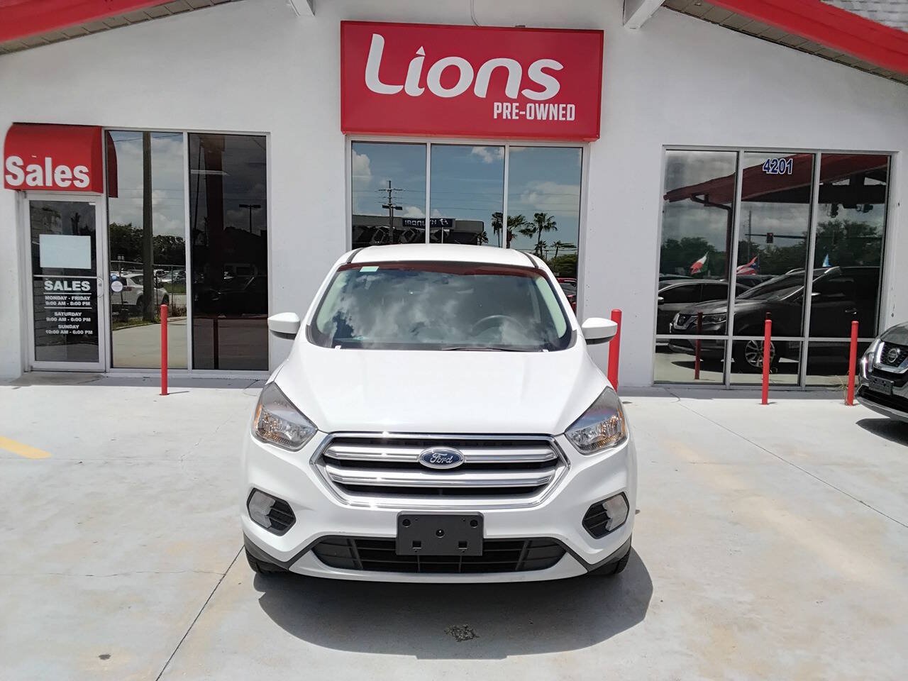 Used 2019 Ford Escape SE FWD image 1