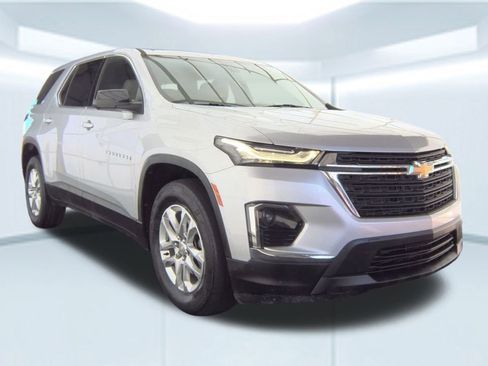 Used 2022 Chevrolet Traverse LS image 2