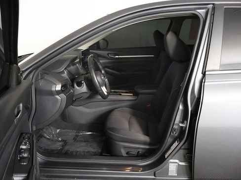 Used 2023 Nissan Altima 2.5 SV w/ SV Premium Package FWD image 30
